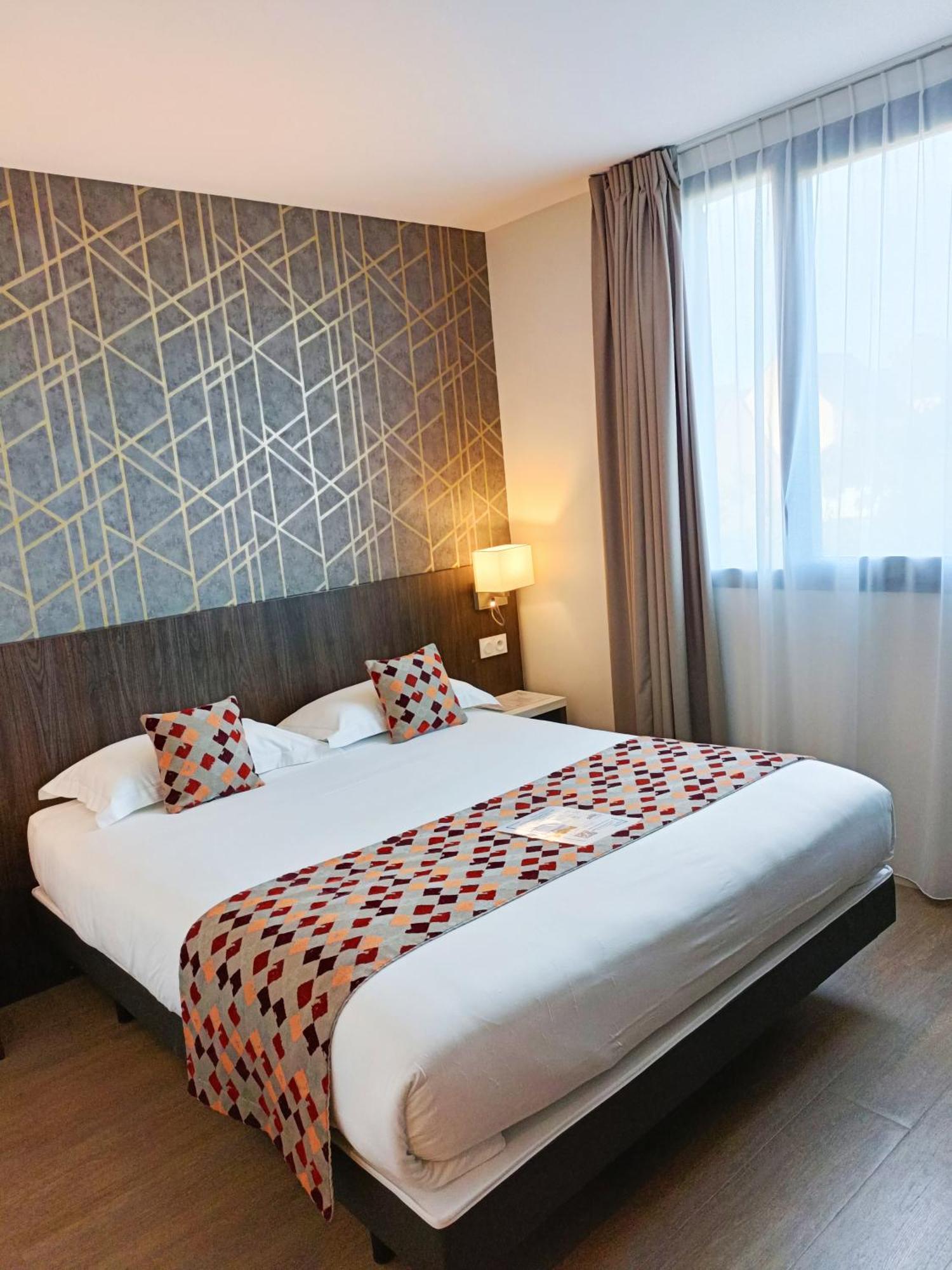 Brit Hotel Ploermel - Hotel De L'Hippodrome Kültér fotó