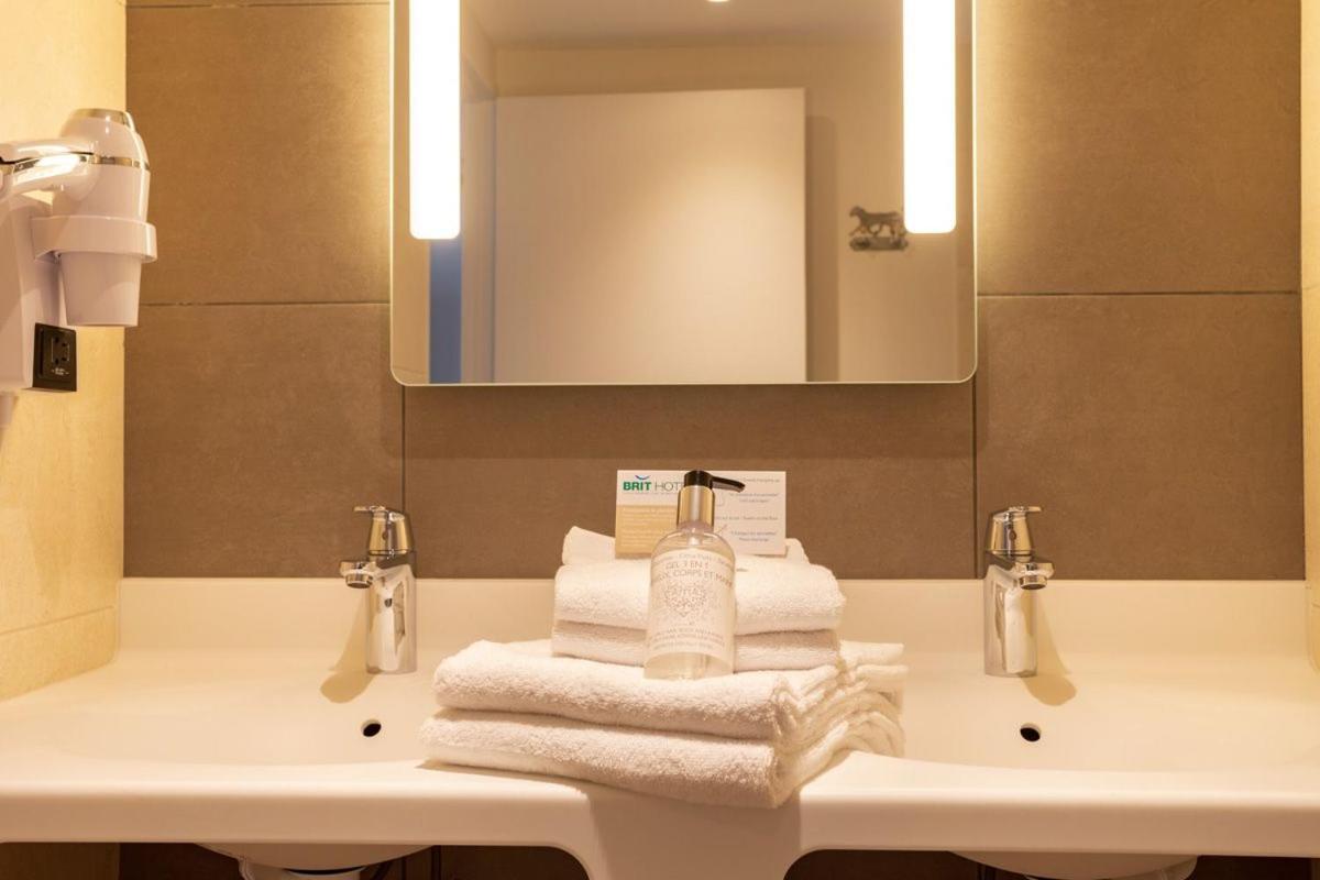 Brit Hotel Ploermel - Hotel De L'Hippodrome Kültér fotó