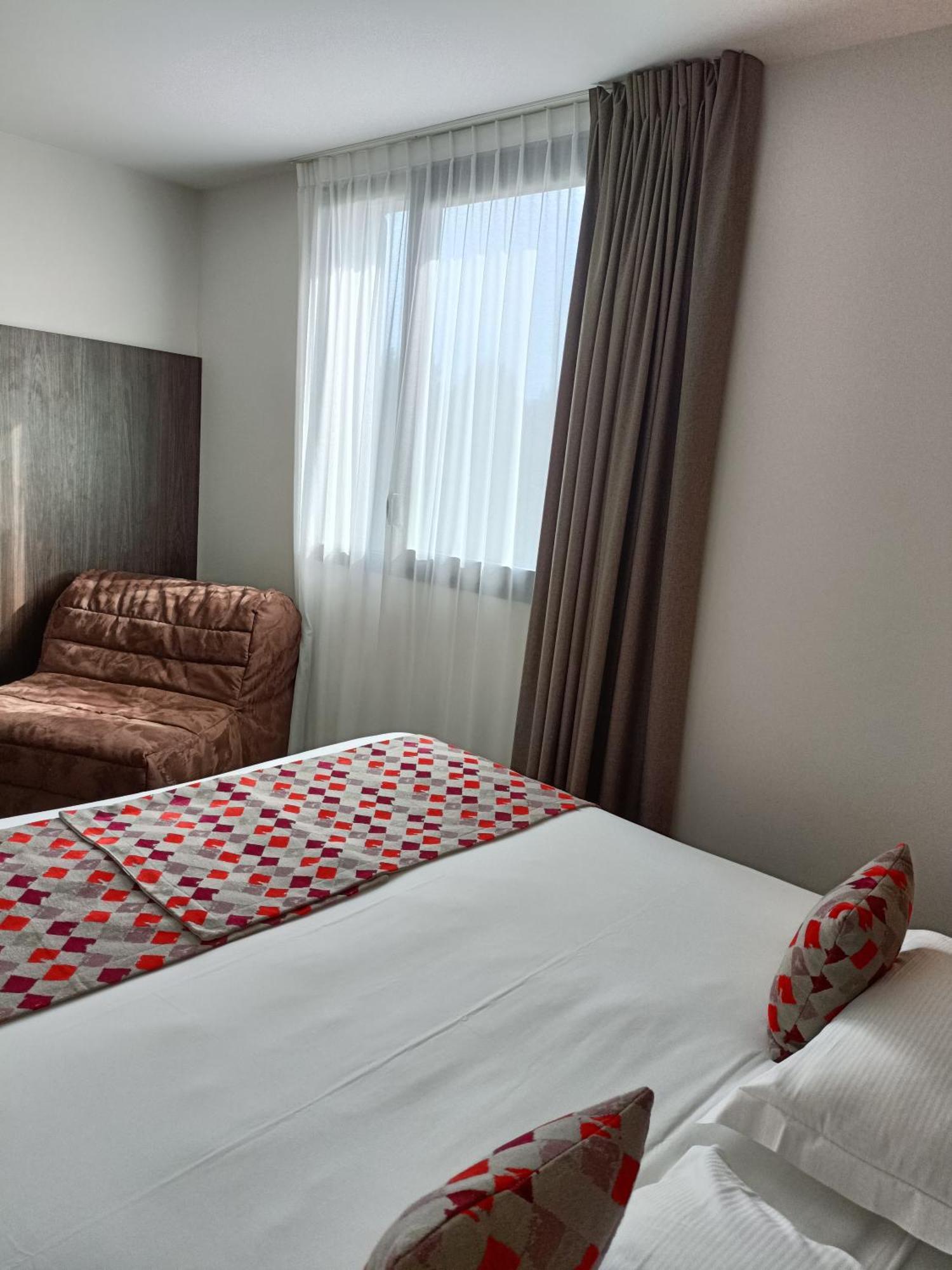 Brit Hotel Ploermel - Hotel De L'Hippodrome Kültér fotó